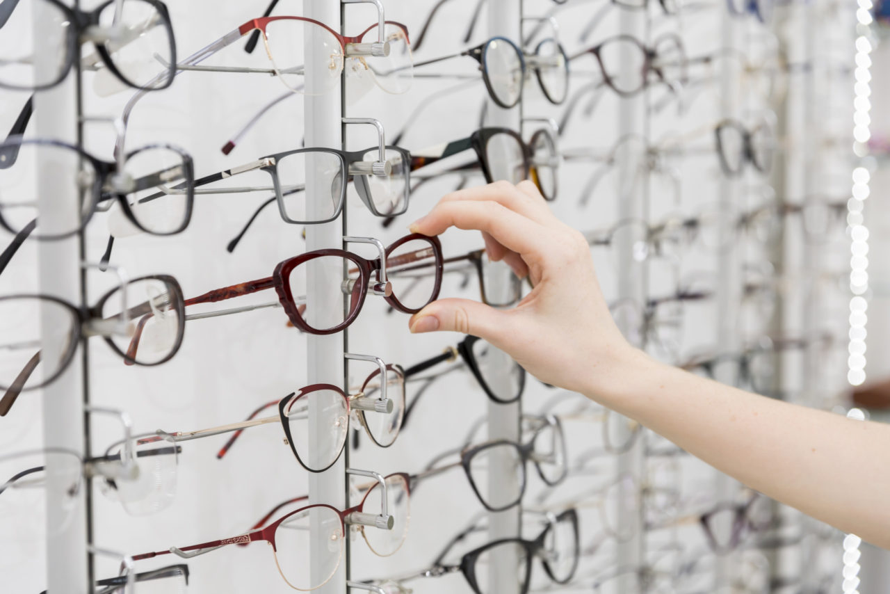 Jeune rousse boucle lunette fait